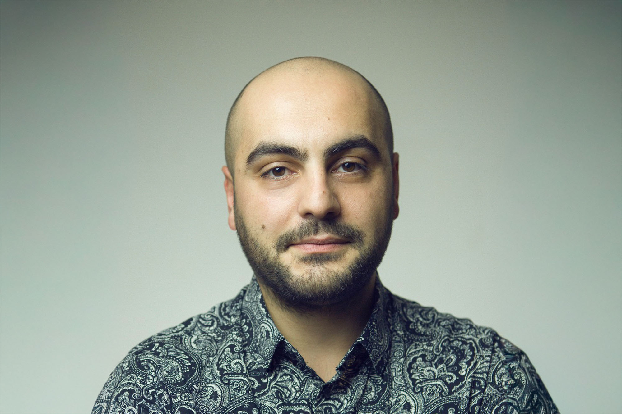 Portrettbilde av Lasha Kavtaradze med grå mønstrete skjorte