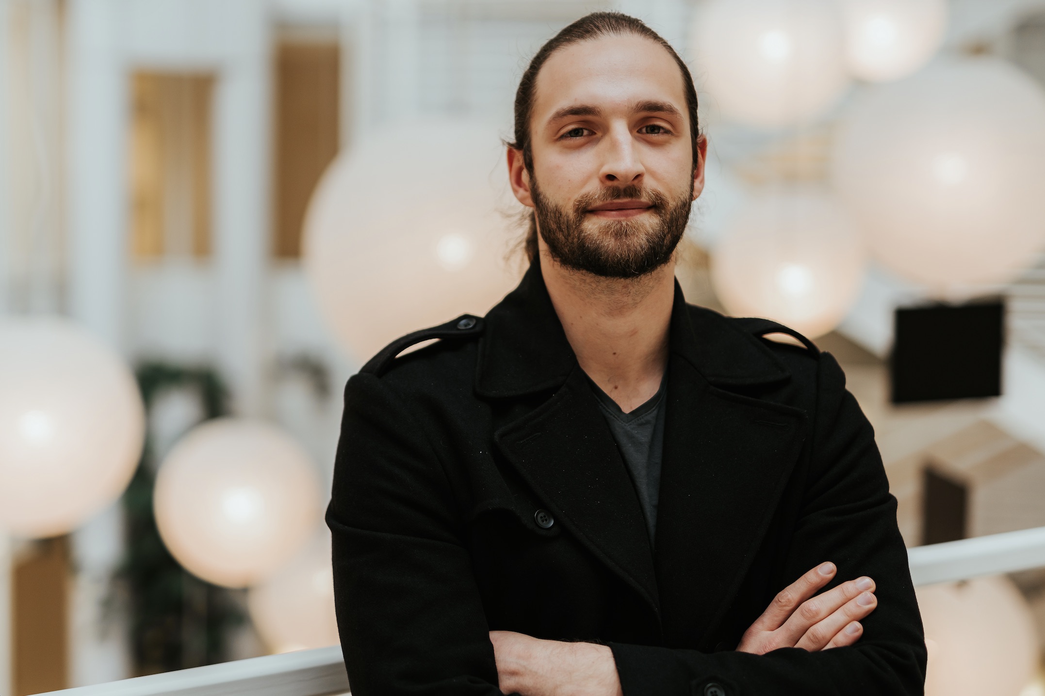 Portrettbilde av Nikola Ljusic med svart jakke