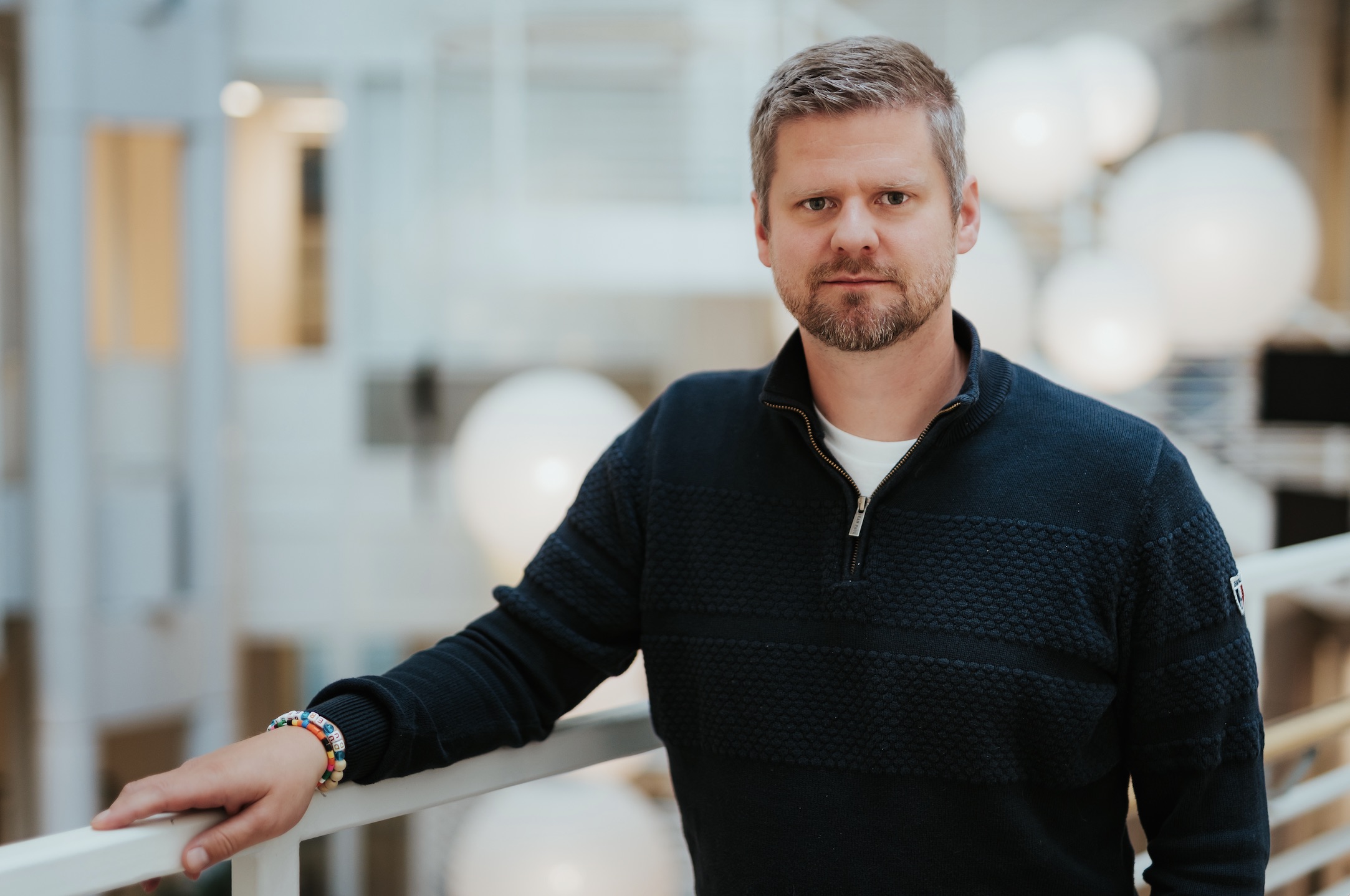 Portrett av Pål André Amundsen på Kristiania. Han har på seg en marineblå genser.