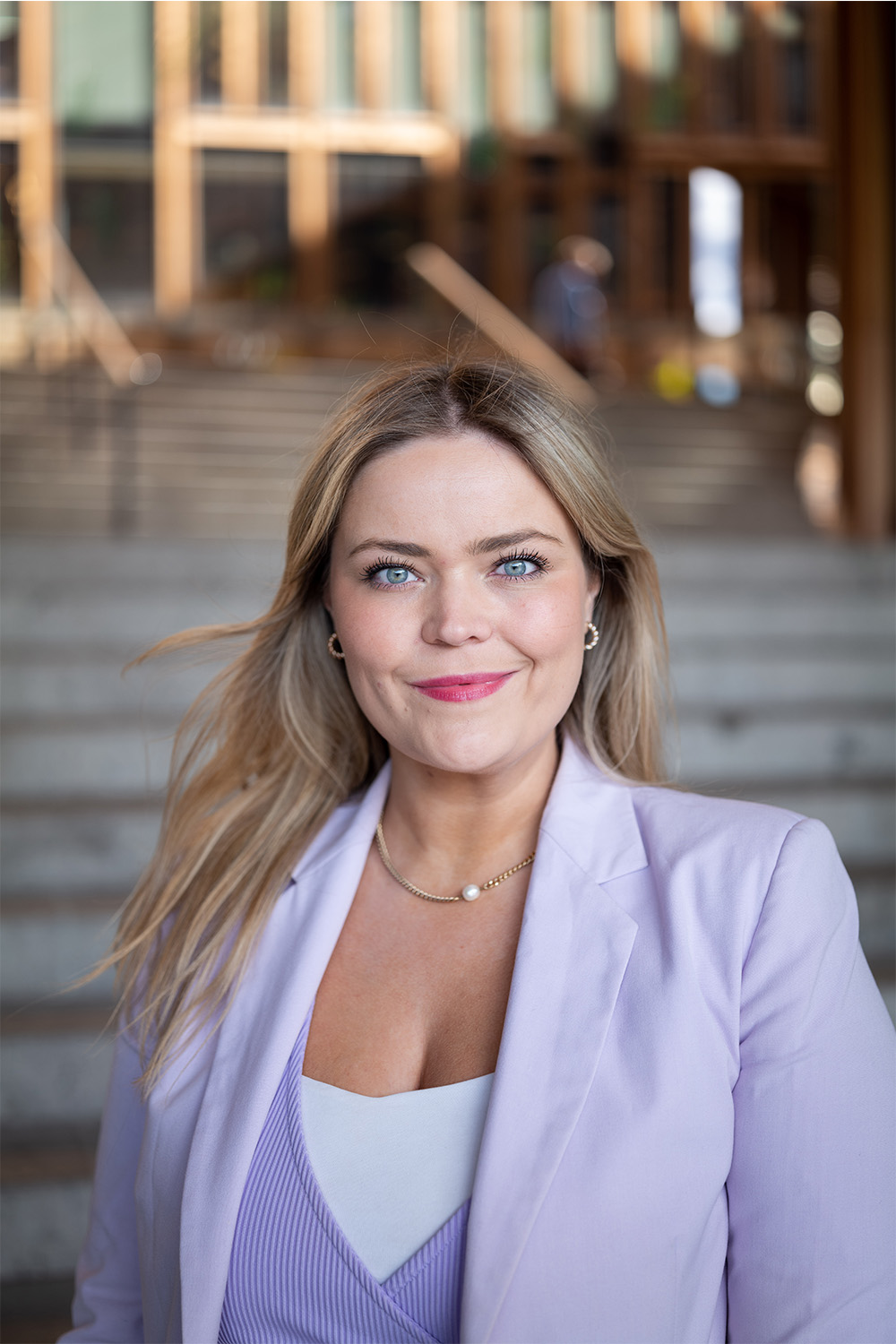 Bilde av kvinne foran en trapp.