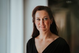 Elkjøps bærekraftssjef Camilla Gramstad smiler til kamera. Hun har på seg en sort bluse