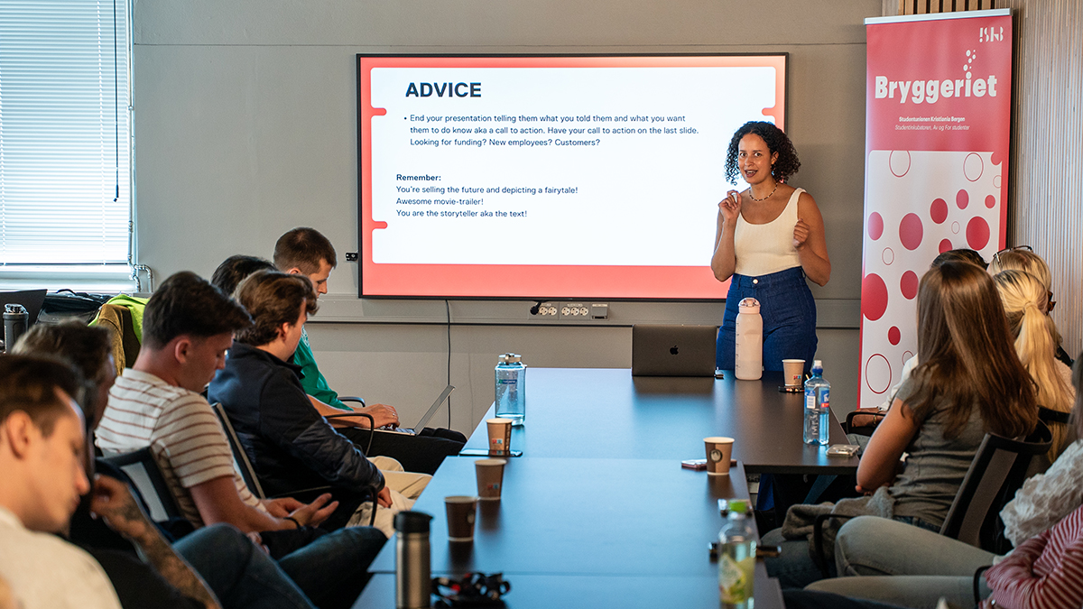 Sophie Dicko foreleser for studenter. På skjermen står det "Råd: Avslutt presentasjonen din med det du vil de skal huske/gjøre."