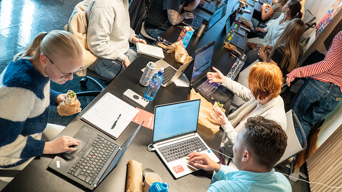 Oversiktsbilde av studenter som jobber på PC-er.