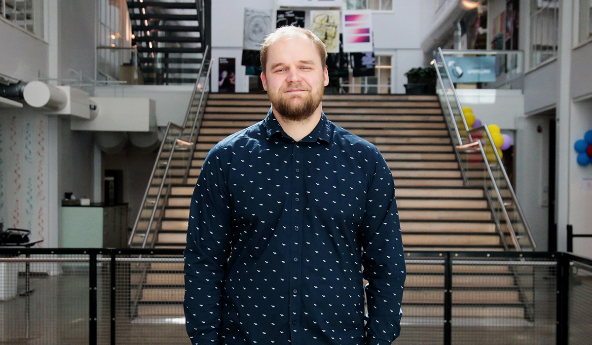 Foto av mann som smiler.