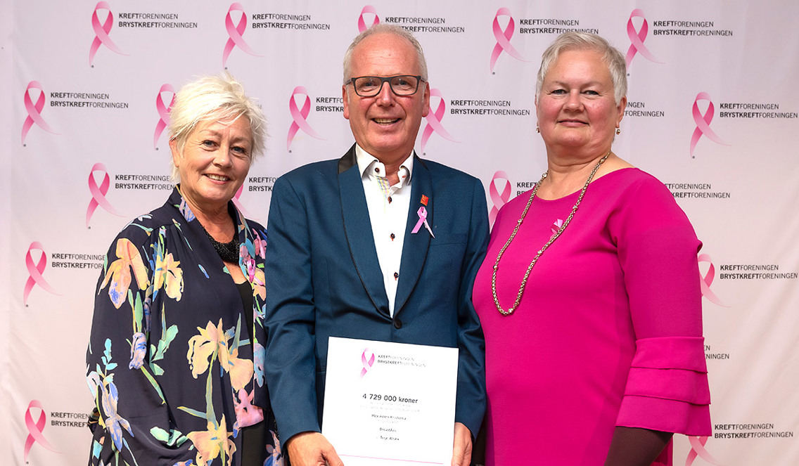 Anne Lise Ryel, professor Terje Alræk og Ellen Harris Utne står foran bildevegg. 