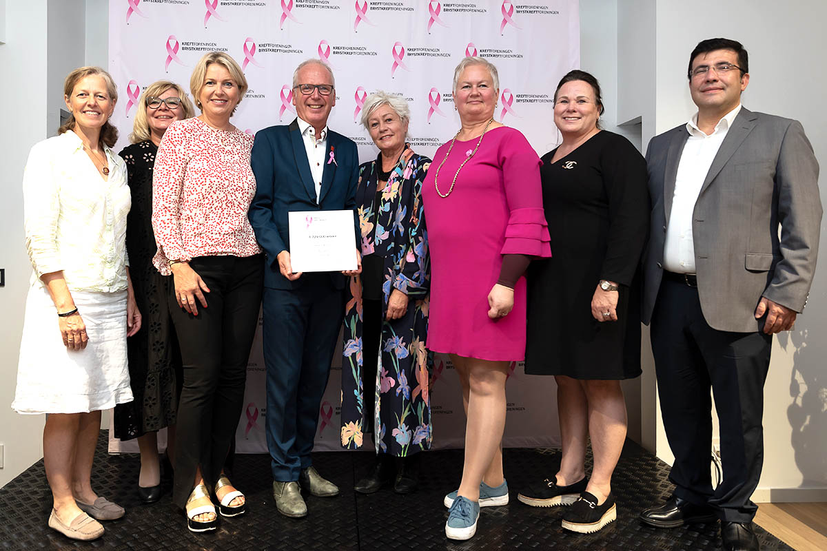 Klinikkansvarlig på Studentklinikken ved Høyskolen Kristiania, Anette Sørensen (f.v.), prorektor for forskning og kunstnerisk utviklingsarbeid, Trine Johansen Meza, kommende dekan for School of Health Sciences, Kristin Vinje, hovedpersonen Terje Alræk, Anne Lise Ryel, Ellen Harris Utne, faglig studieleder i bachelor i akupunktur, Hilde Skjerve og leder Institutt for helsevitenskap, Adnan Kisa foran bildeveggen