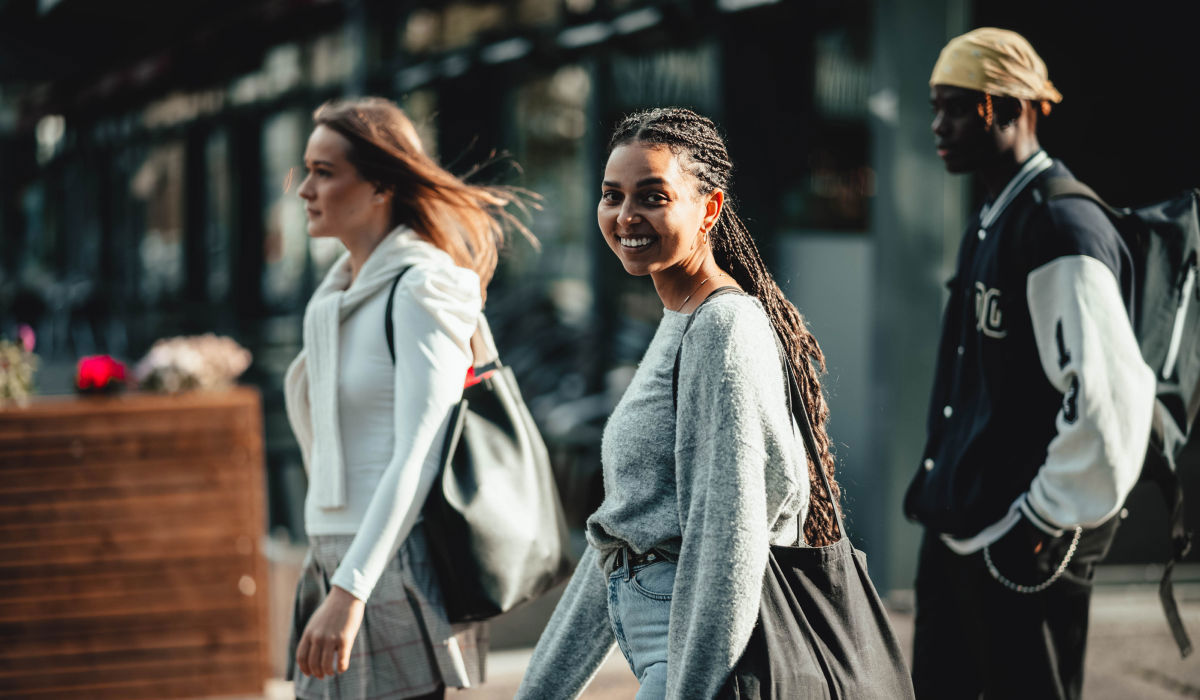 Bilde av tre studenter går langs en gate i Oslo