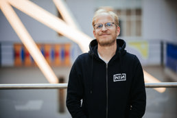 Ung mann med skjegg i sort hettegenser.