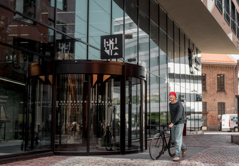 Jo utenfor Kristiania campus med en sykkel