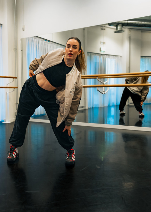 Bilde av kvinne som danser i en dansesal.