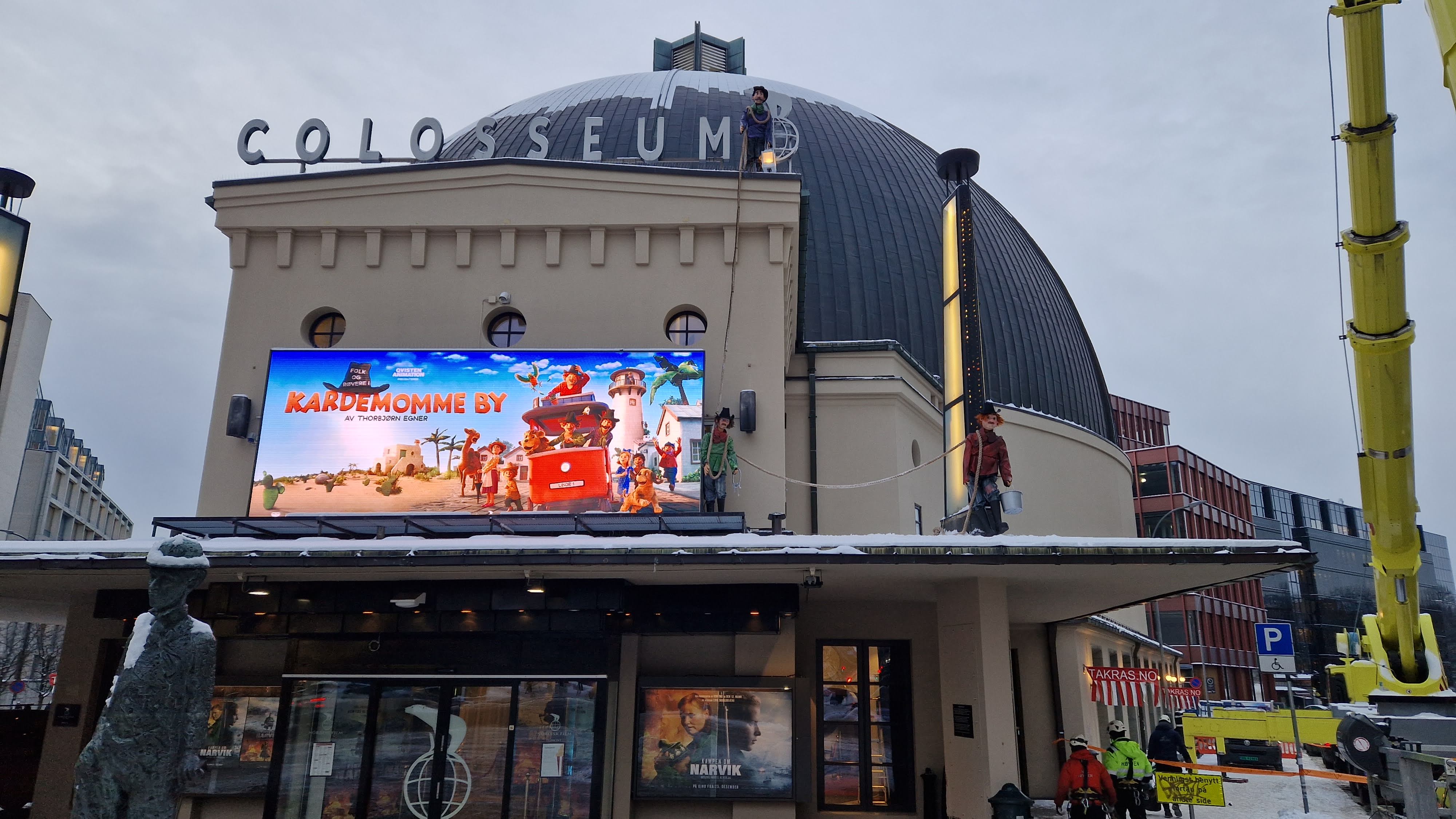 Colosseum kino sett utenfra, litt avstand fra inngangen. Man ser figurene Kasper, Jesper og Jonathan på taket av bygningen.