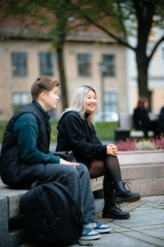 To unge studenter på en benk.
