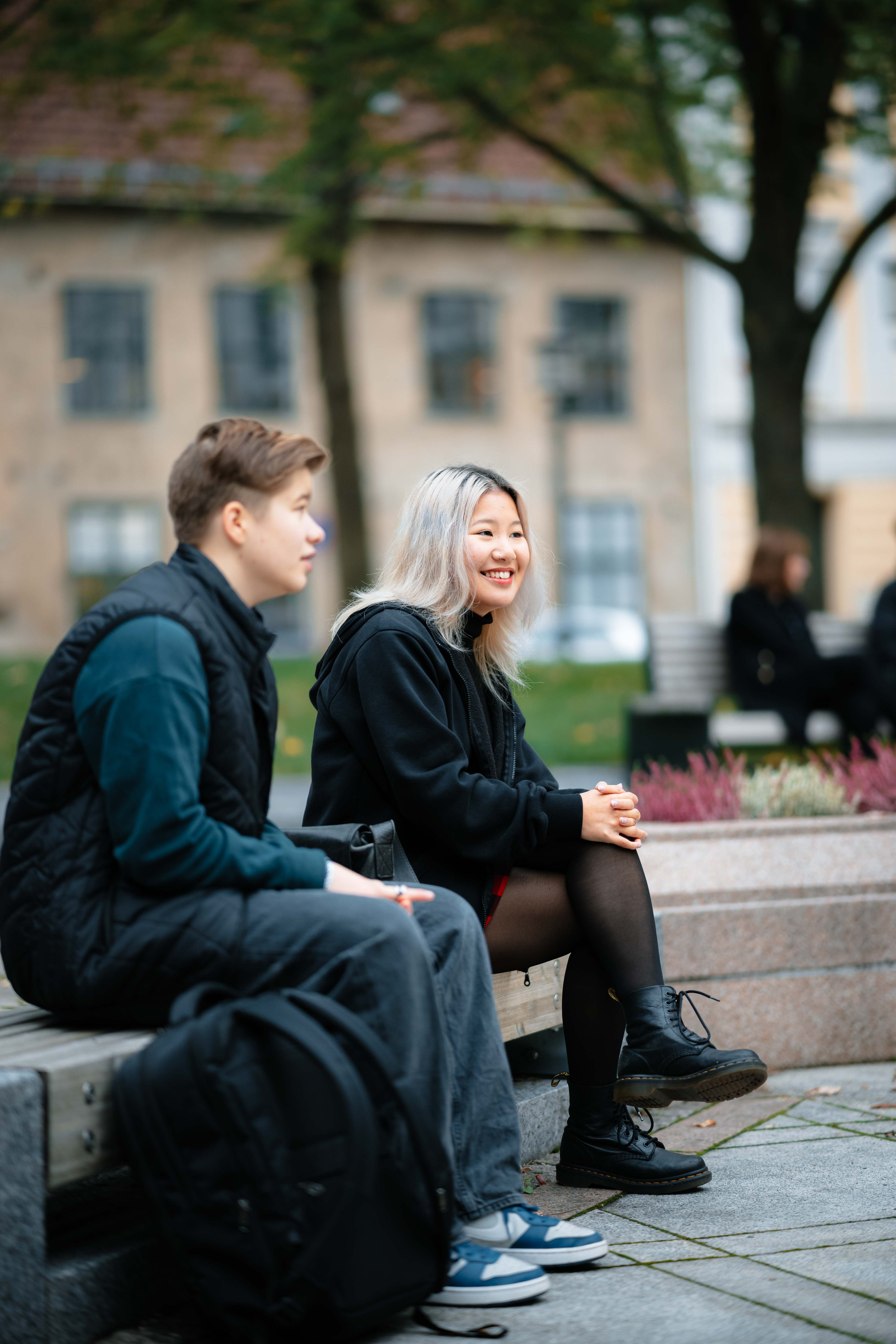 To unge studenter på en benk.