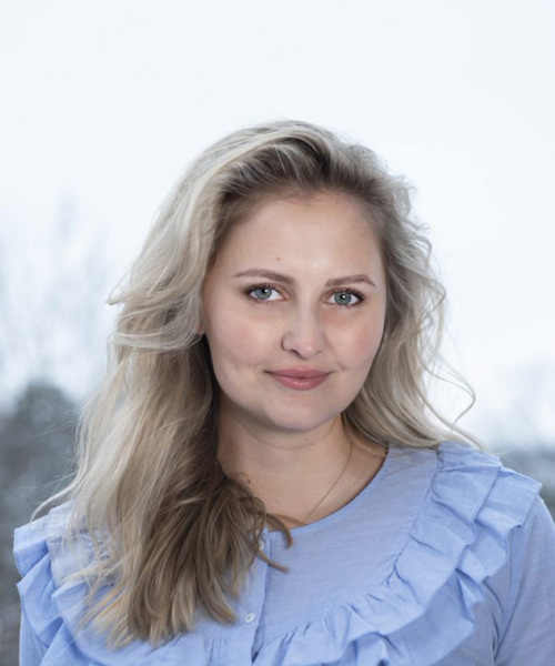 Rekrutteringskonsulent i Hammer & Hanborg, Ingrid Melbye Olsen har langt blondt hår. Hun har på seg en lyseblå bluse.