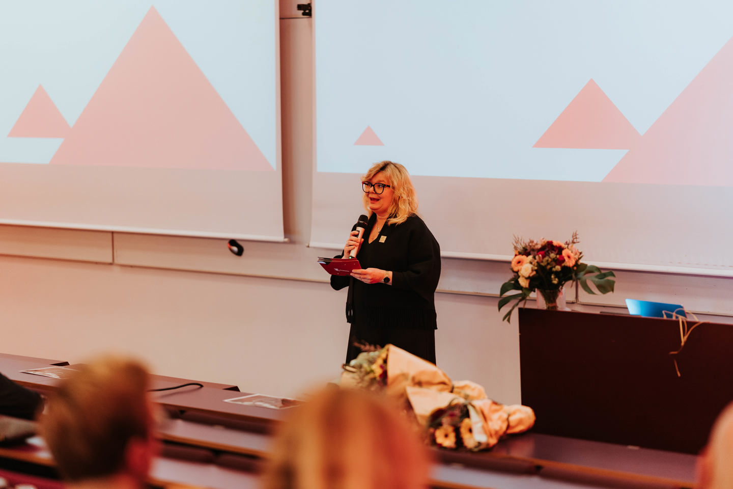 Trine holder velkomsttale ved årsfesten.