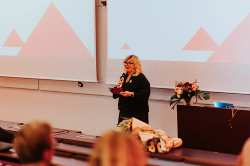 Trine holder velkomsttale ved årsfesten. 