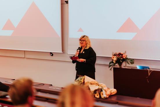 Trine holder velkomsttale ved årsfesten. 