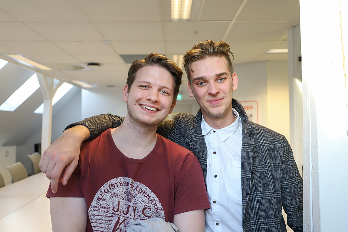 Herman Granlund og Kornel Jedynak holder kameratslig rundt hverandre og smiler til kamera