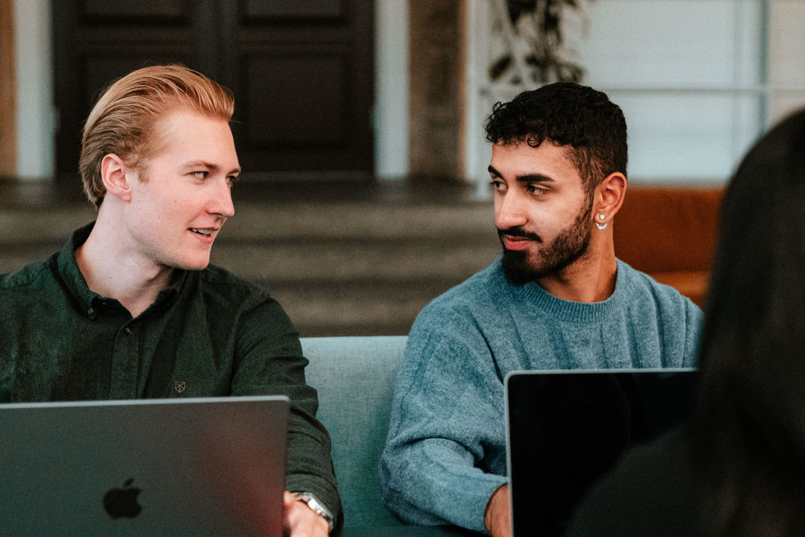 En gruppe studenter som diskuterer pensum