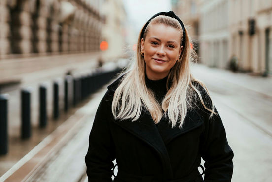 Julie Grime Engely utenfor Høyskolen Kristiania.