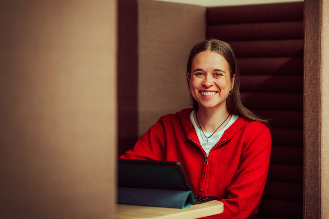 Student jobber med nettbrett.