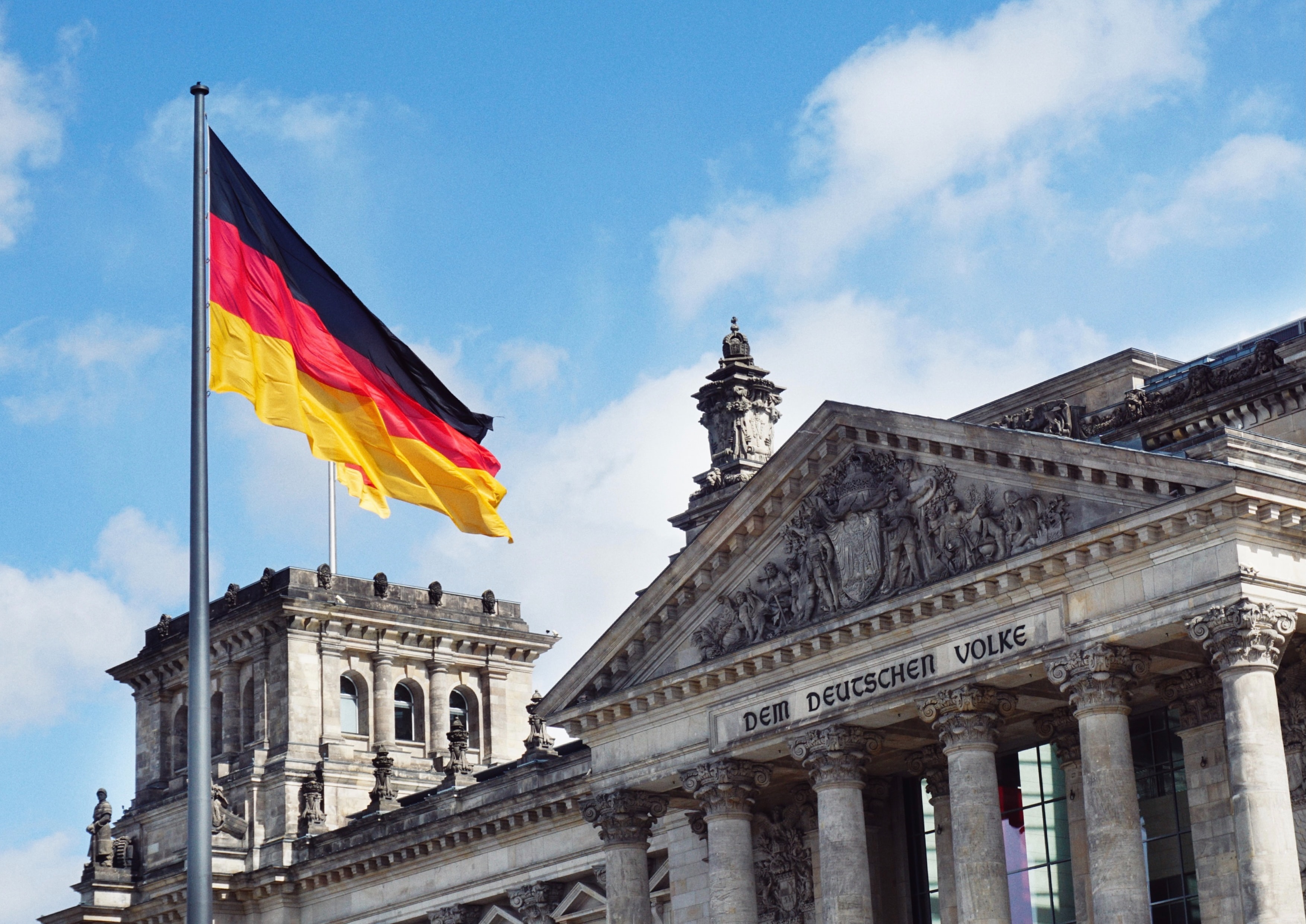 Det tyske flagget over det tyske parlamentet