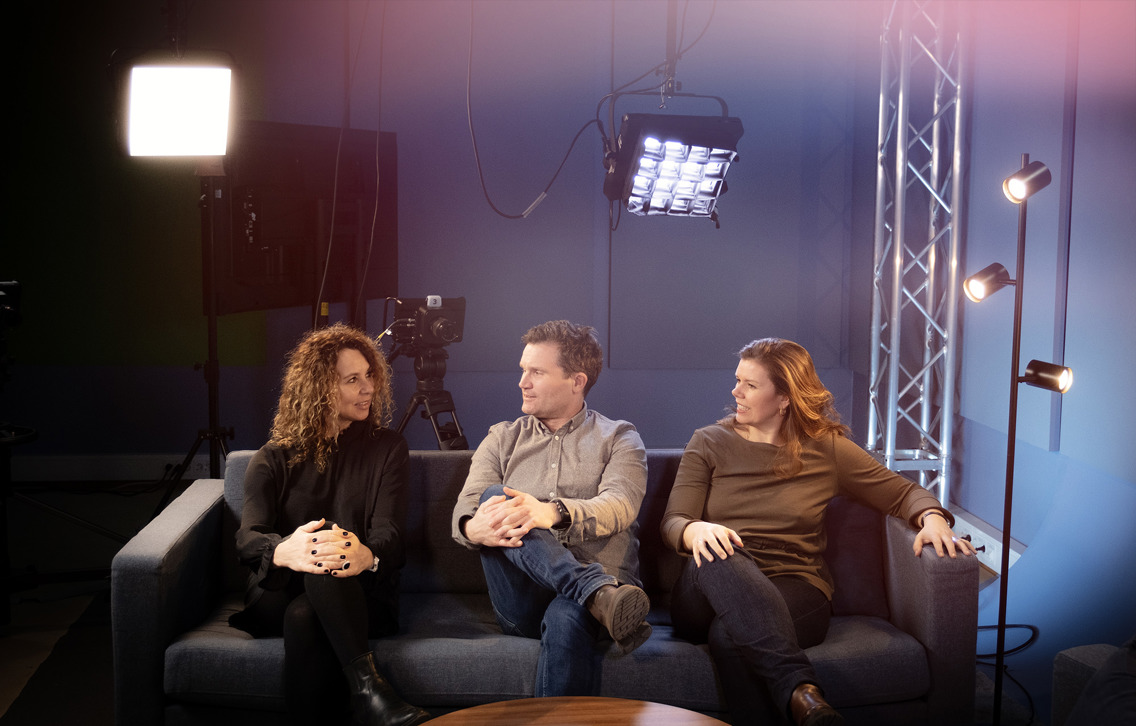 Foto av 3 mennesker på et set.