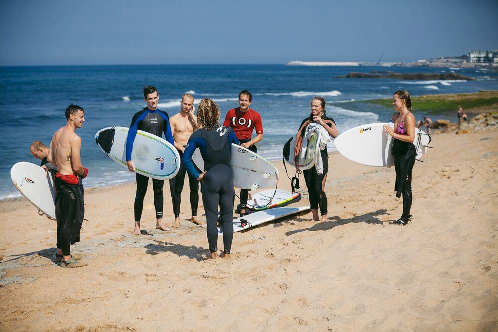 Surfere på en strand. 