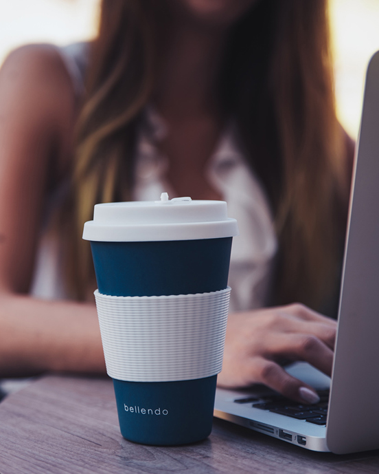 Detaljbilde take away kaffe. 