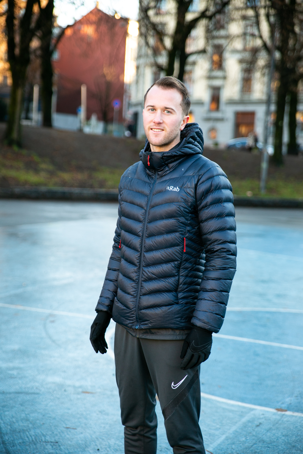Portrett av Morten Wenaas utendørs.