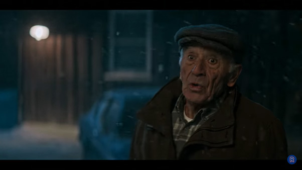 Bestefar ute på gården i mørke og snø