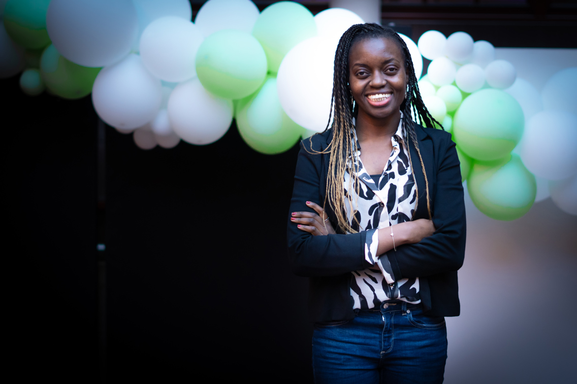 Rebecca Mutonyi står med hendene i kors og smiler