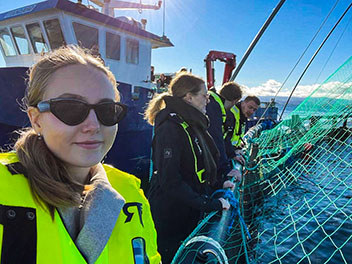 Foto av studenter som er på besøk på anleggene til fiskeoppdretter Grieg Seafood.
