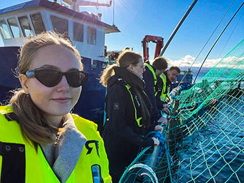 Foto av studenter som er på besøk på anleggene til fiskeoppdretter Grieg Seafood.