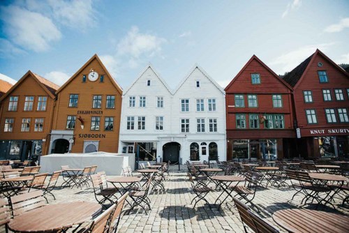 Trehus på rekke.