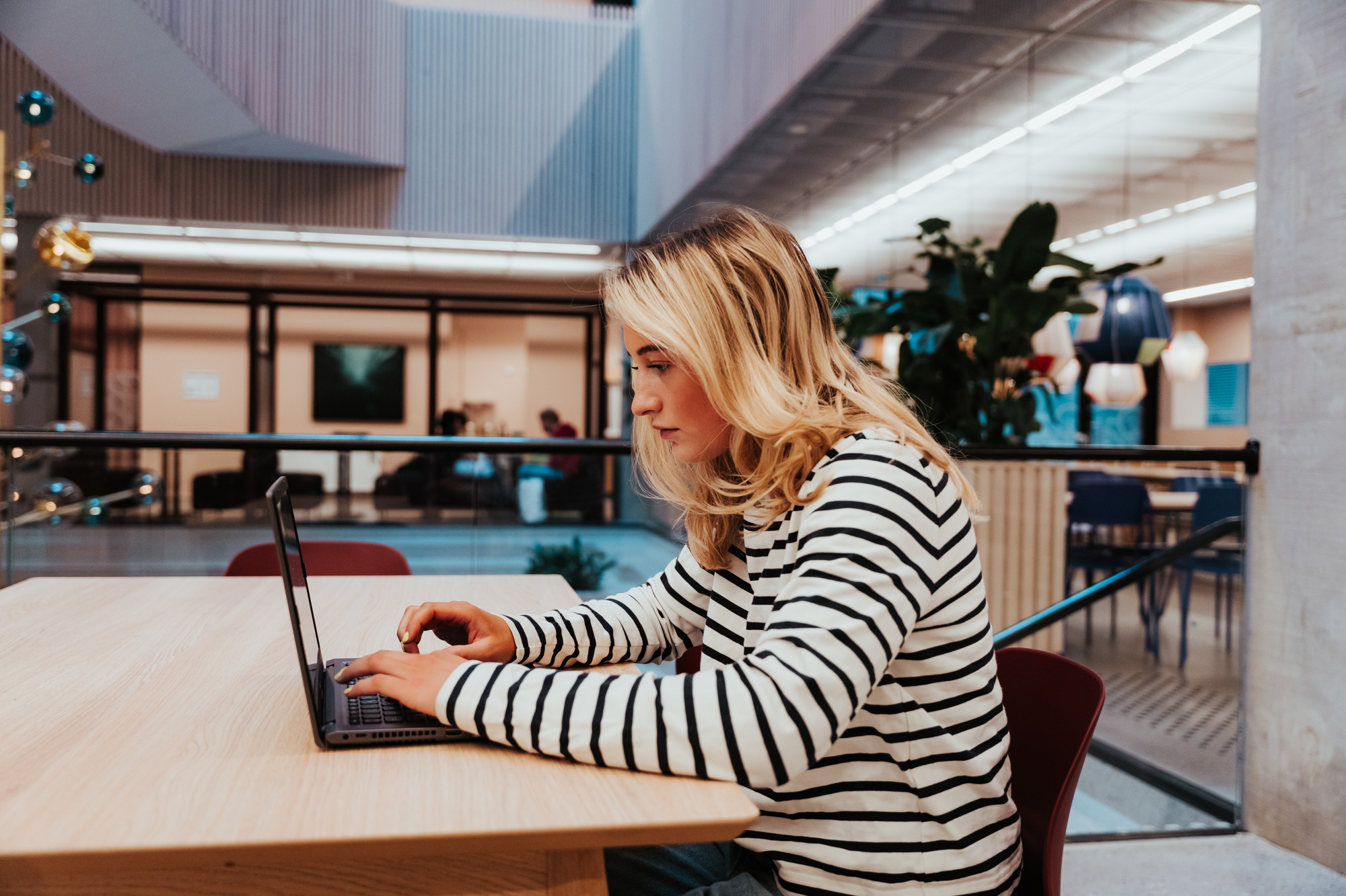Kvinnelig student jobber med markedsføringspensum på skolen