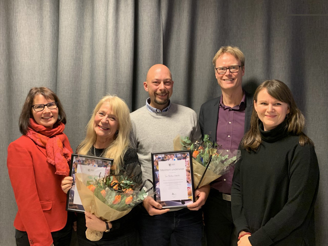 F.v. administrerende direktør, Solfrid Lind, de meritterte underviserne professor Siri Senje og professor Tor Morten Grønli med hver sin diplom, prorektor for utdanning, Sander Sværi og leder for pedagogisk utvikling, Benedicte Røer Blom
