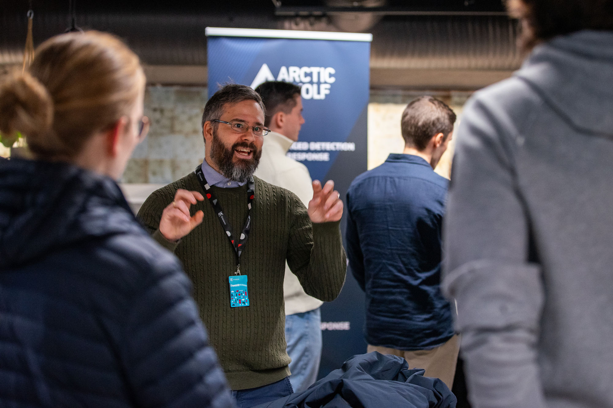 Nicholas Bahrawy står på stand og snakker til studenter.