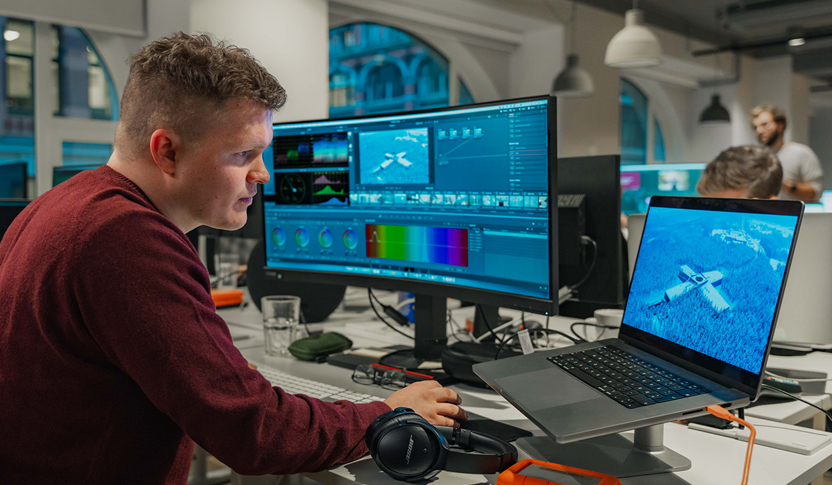 Bilde av Jørgen Thorkildsen som sitter foran en dataskjerm og jobber.