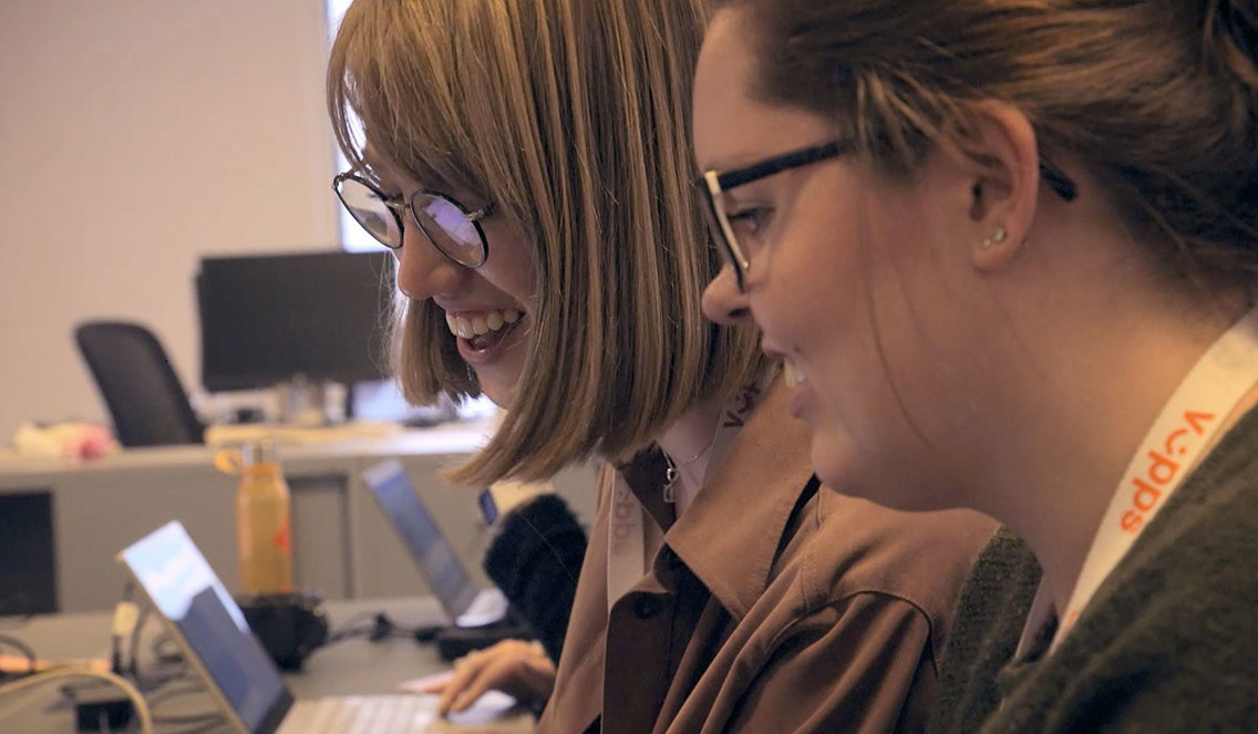 Bilde av Gina og Mina som jobber på pc