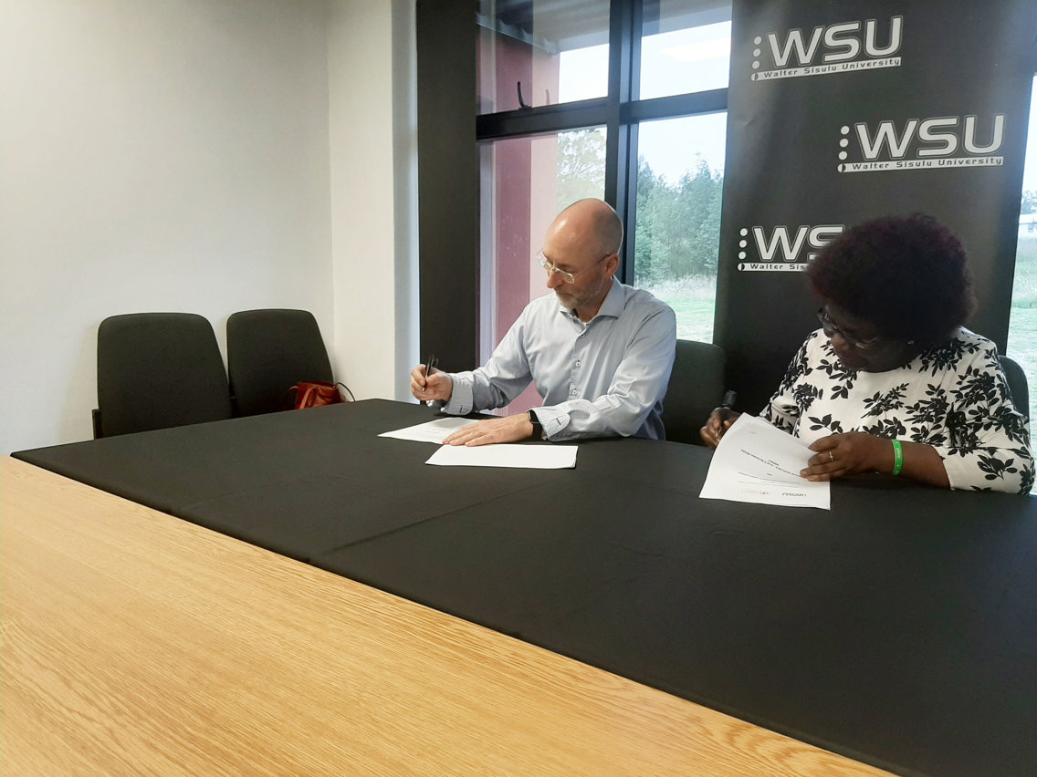 For framtidig samarbeid. Kontrakten ble undertegnet av professor Per Morten Fredriksen ved Høyskolen Kristiania og rektor ved Walter Sisulu University (WSU), professor Teresa Chisanga. Foto: Privat