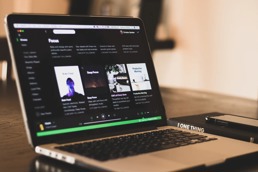 En pc som spiller musikk fra Spotify