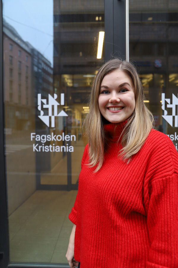 Emilie Evjen Berg som studerer Prosjektledelse på Fagskolen Kristiania i Oslo, står utenfor Campus Spikersuppa.