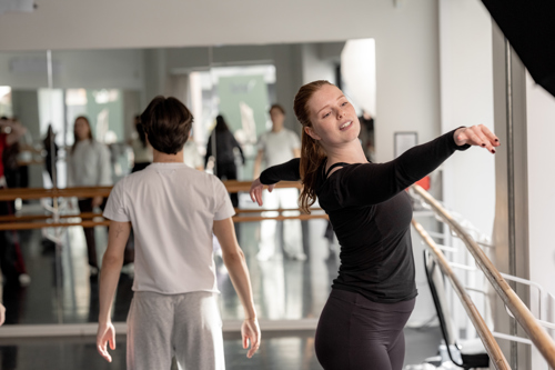 Dansestudent Annika øver i en dansesal