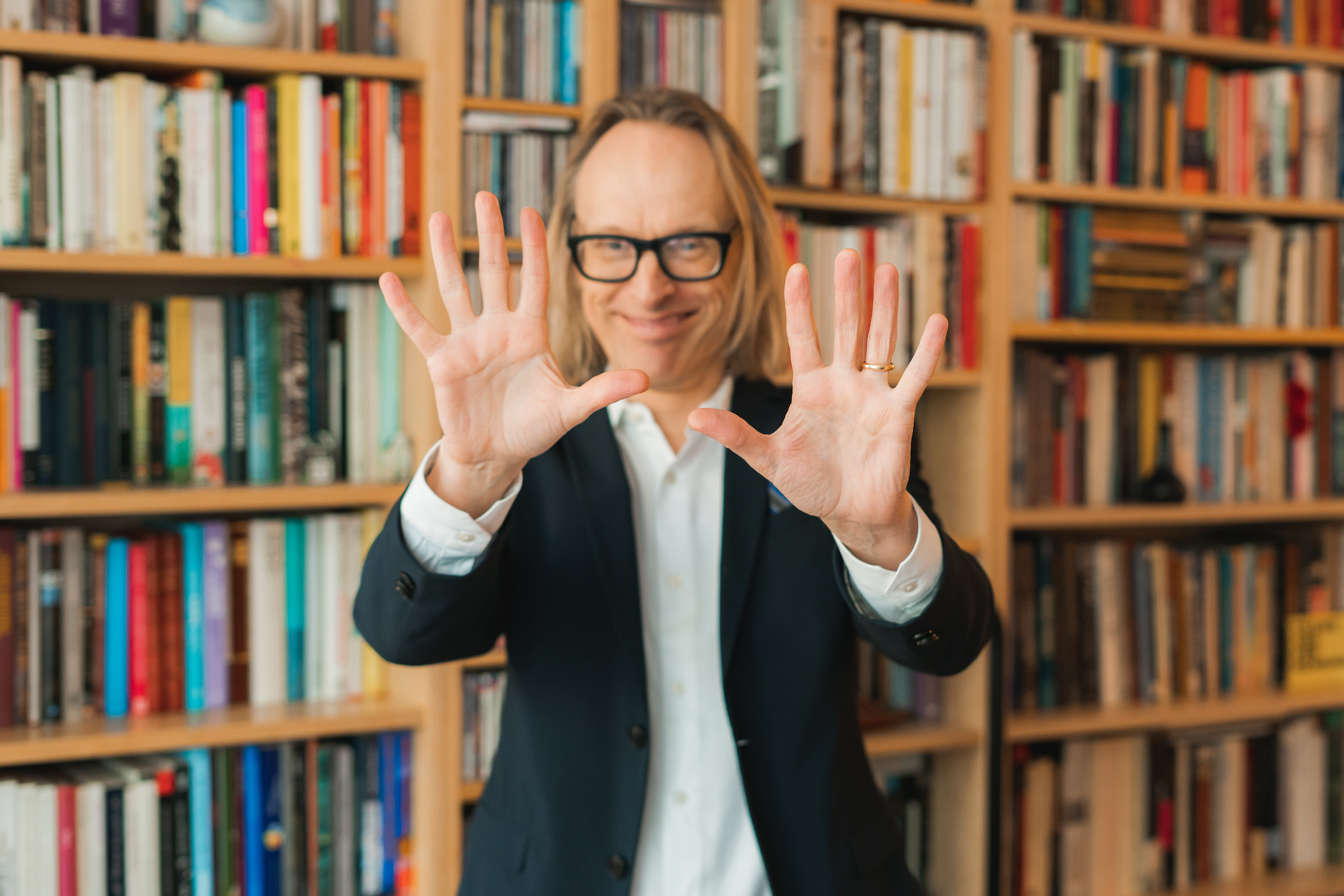 Morten Irgens viser ti fingre foran kamera