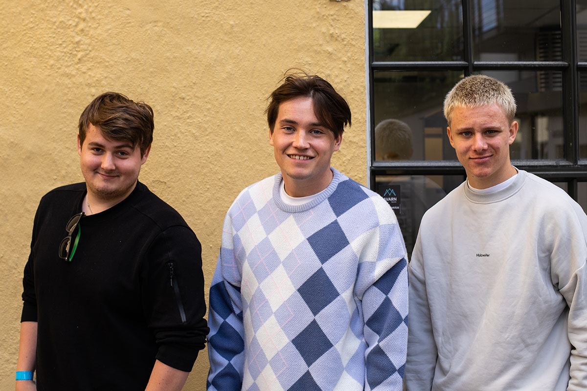 Jørgen, Sondre og Jørgen starter på Høyskolen Kristiania i Bergen. Til venstre i bildet står Jørgen. Han har sort genser og solbriller. Sondre har lillafarget, rutete genser. Jørgen til høyre har blondt, kort hår og grå genser.