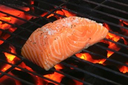 En krydret laks på grillen.
