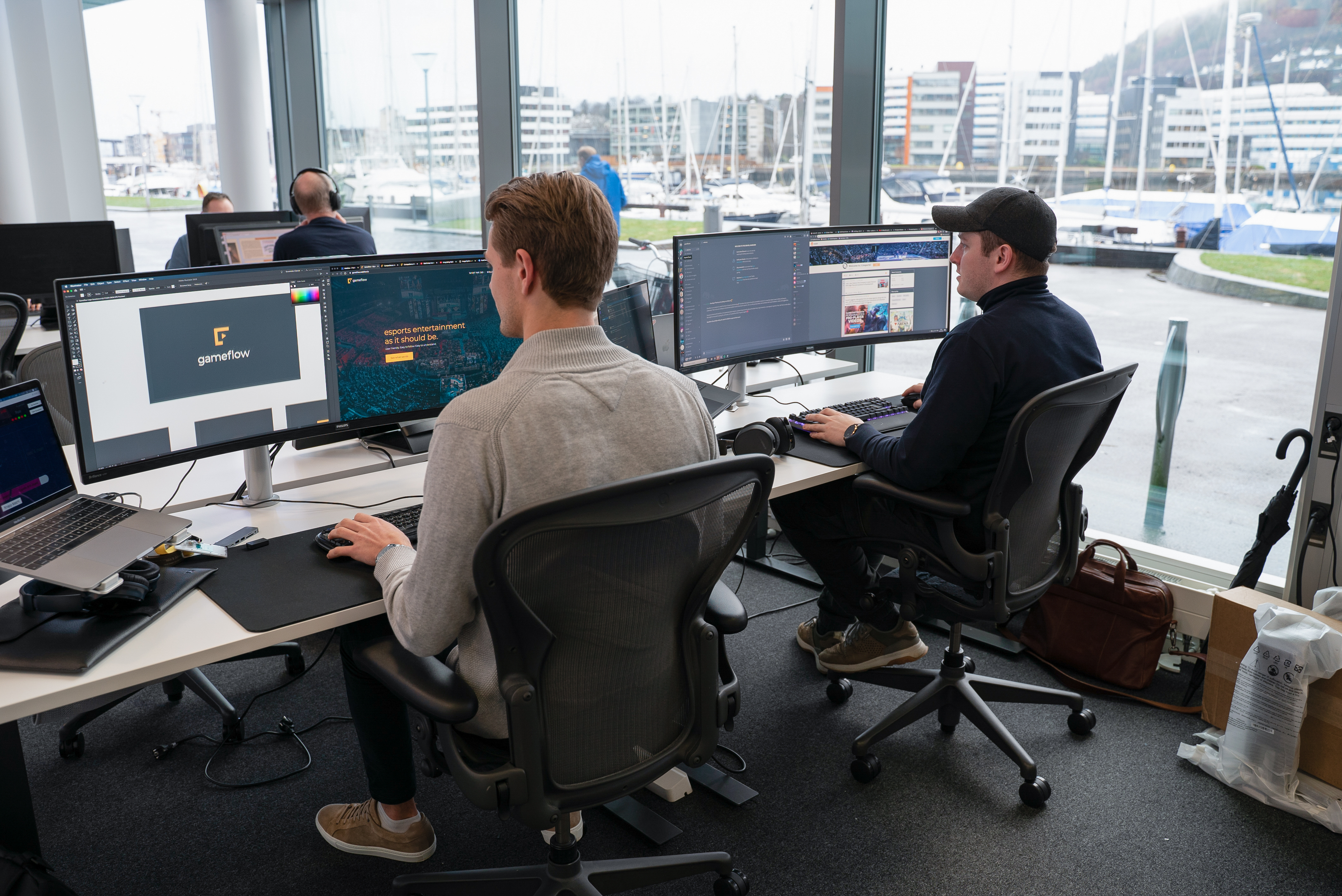 Tobias Martens og Markus Bjørnereim sitter på hver sin PC i StartUpLabs lokaler og jobber med Gameflow-plattformen.