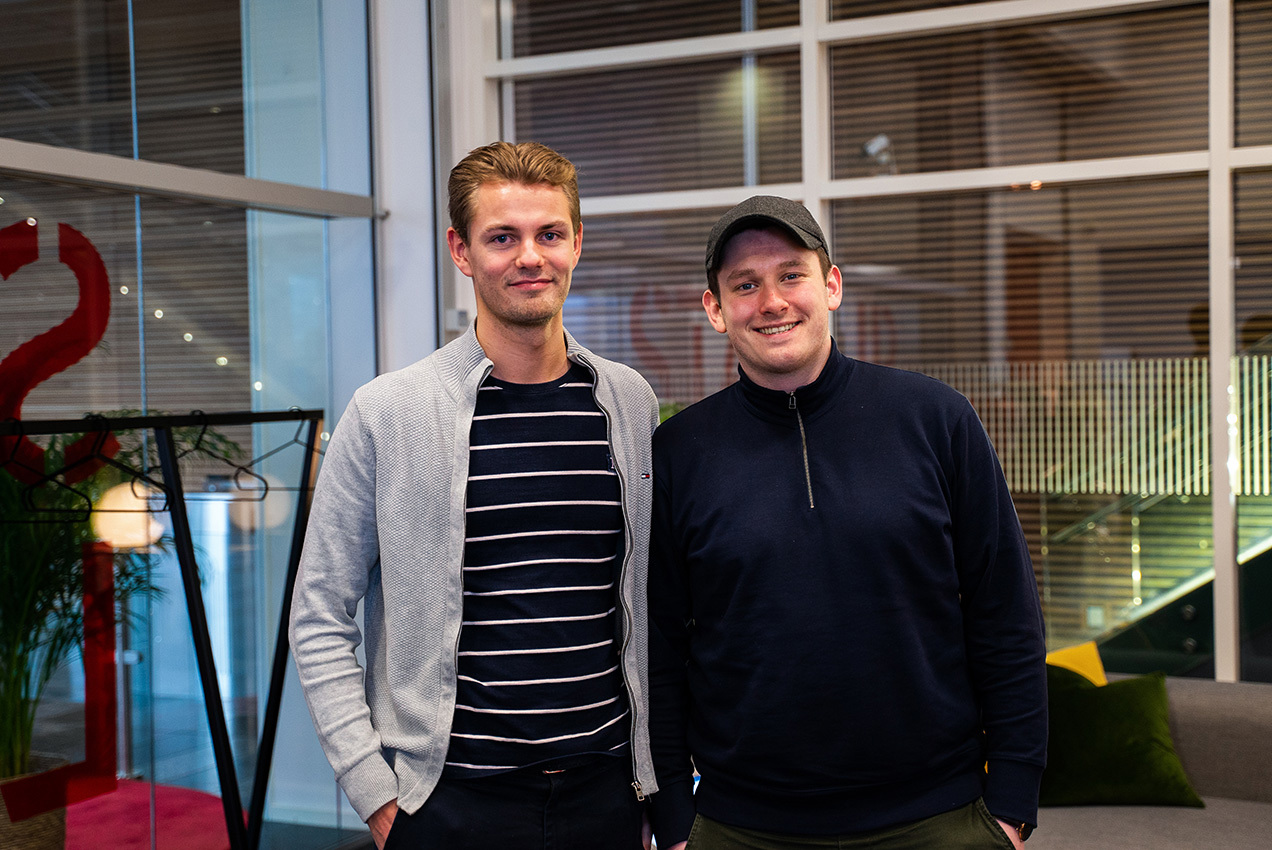 Foto av Tobias Martens og Markus Bjørnereim, fotogfrafert utenfor StartupLabs lokaler i Bergen