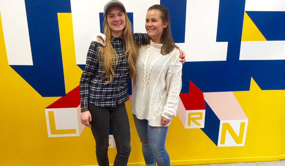 Hanna Sætre og medstudent Siv holder hverandre rundt skuldrene. Hanna har langt mørkt hår og har på seg en hvit genser. Siv har rutete skjorte og caps.
